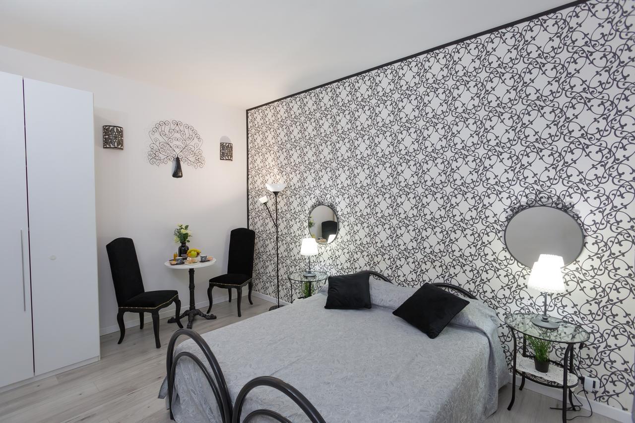 B&B La Finestra Di Fronte Rome Bagian luar foto